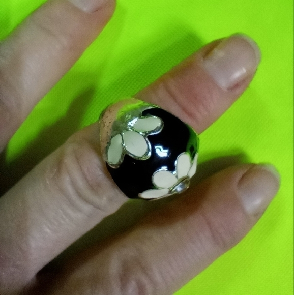Silvertone flower 🌸 floral white black large ring size 8 - Picture 3 of 5